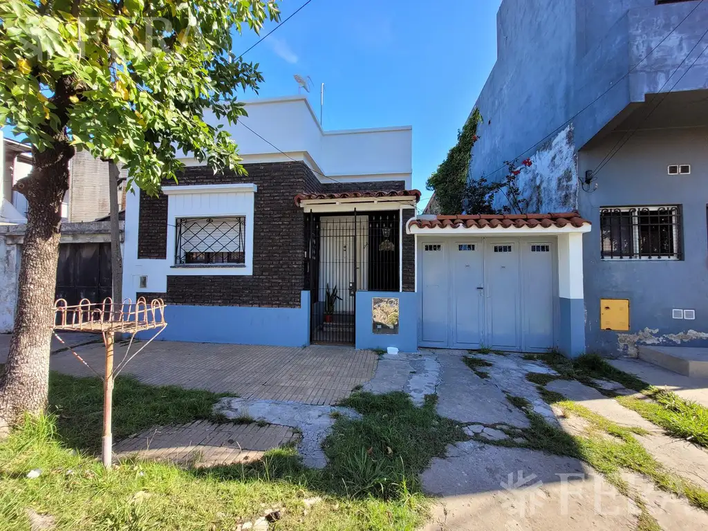 Venta Casa de 4 ambientes con cochera en Avellaneda