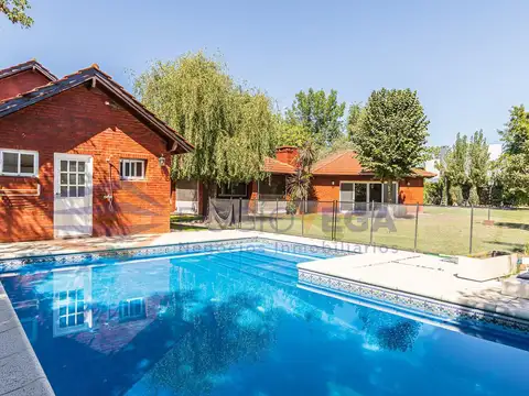 Hermosa casa con dos lotes en alquiler y venta en Barrio Santa Ana - Foto 0