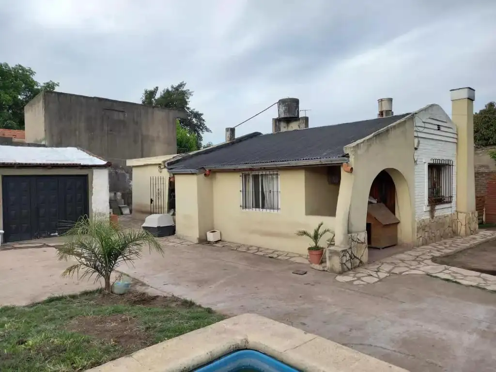 Casa en venta - 2 Dormitorios 1 Baño - Cochera - 400Mts2 - Glew, Almirante Brown