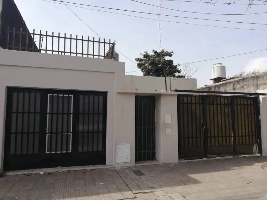 VENTA CASA 2 DORMITORIOS. ENTRE RÍOS Y URIBURU.