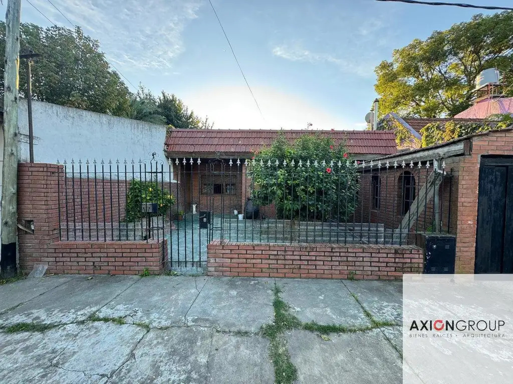 Casa en venta de 2 dormitorios c/ cochera en Manuel B. Gonnet