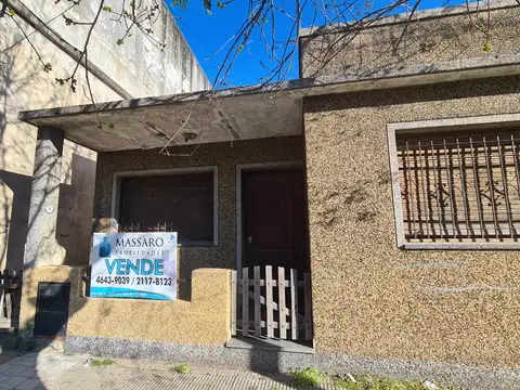 Casa sobre lote propio de 8.66x46.45, 4 ambientes con patio y fondo libre, Villa Sarmiento.