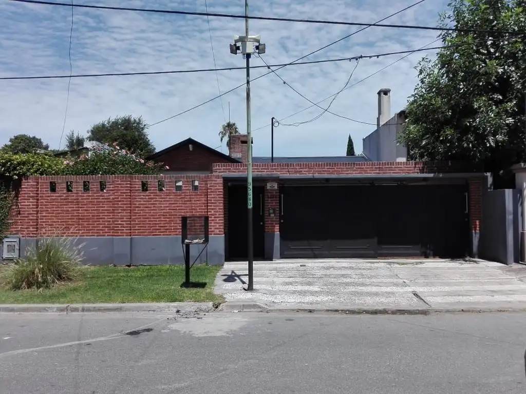 CASA EN GONNET A METROS DE LACROZE