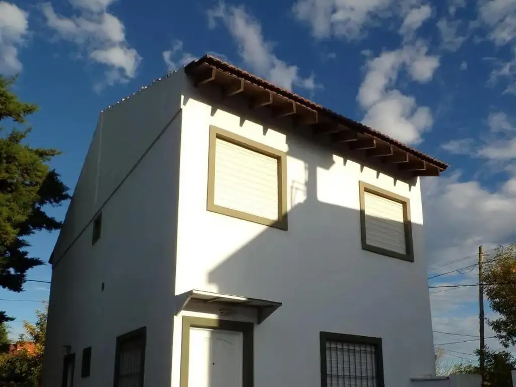 Casa en venta - 3 Dormitorios 2 Baños - 145Mts2 - Lisandro Olmos, La Plata