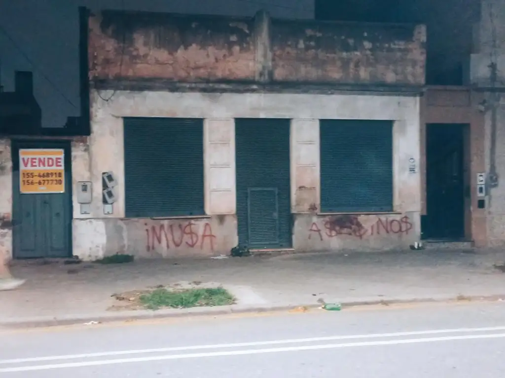 Casa con local sobre avenida Genova. A reciclar.