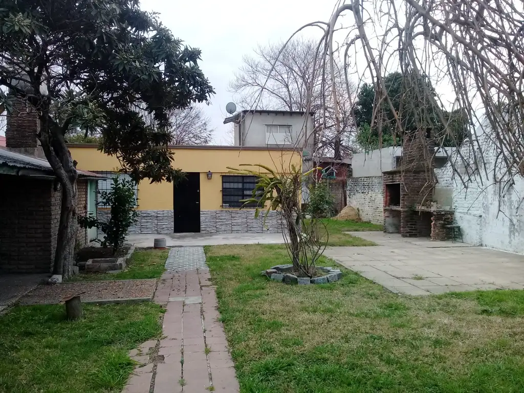 Venta. Casa  2 amb Ideal para construir.