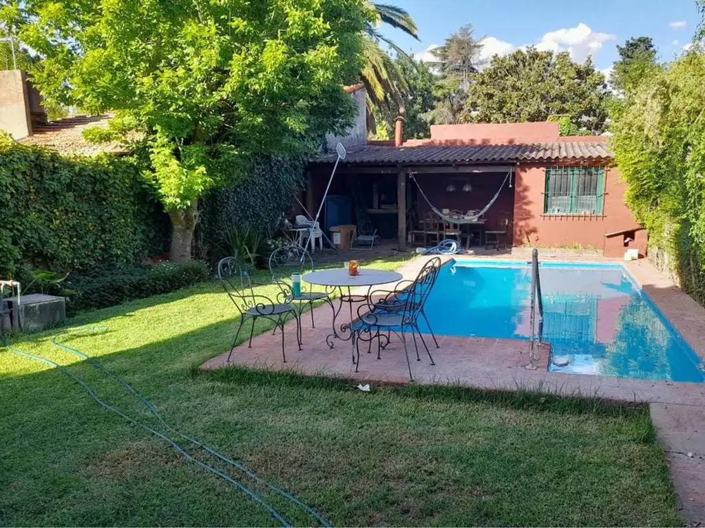 Casa en venta - 3 Dormitorios 2 Baños - Cochera - 453Mts2 - Bella Vista