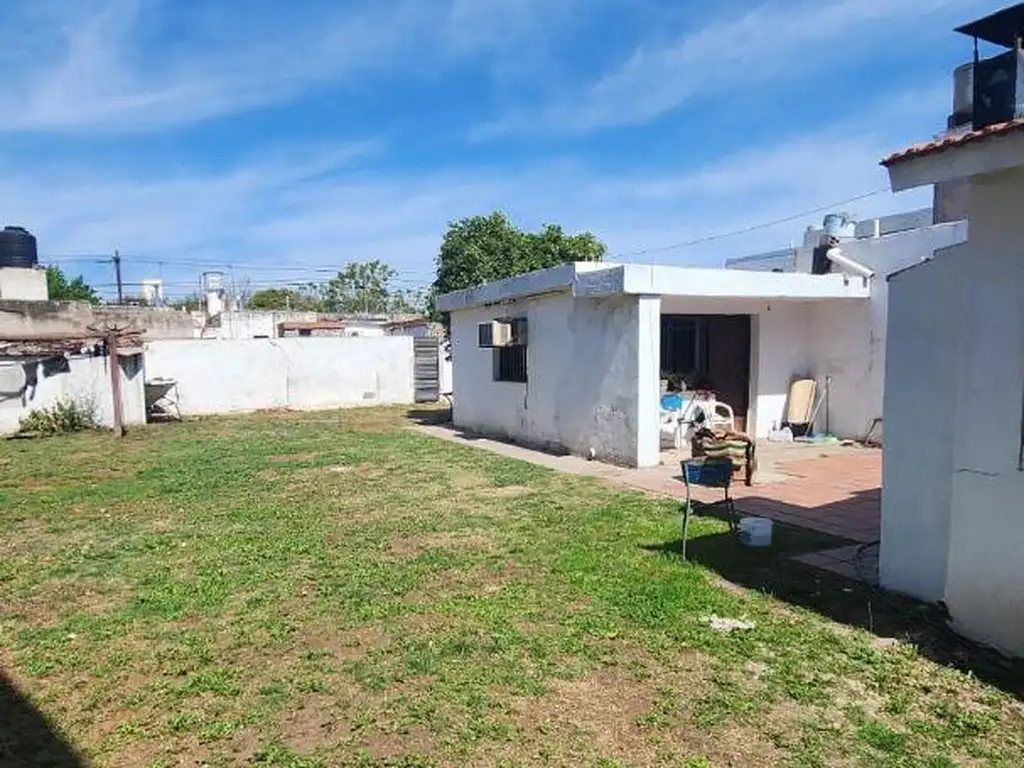 CASA EN VENTA  A RECICLAR- GRAN LOTE 600M2