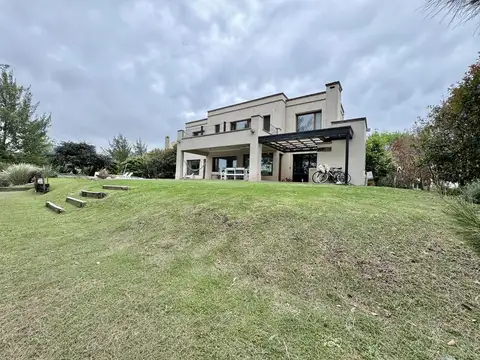 FANTÁSTICA CASA A LA LAGUNA, LLENA DE COMODIDADES Y GRAN PARQUE, EN ESTANCIAS DEL RIO.