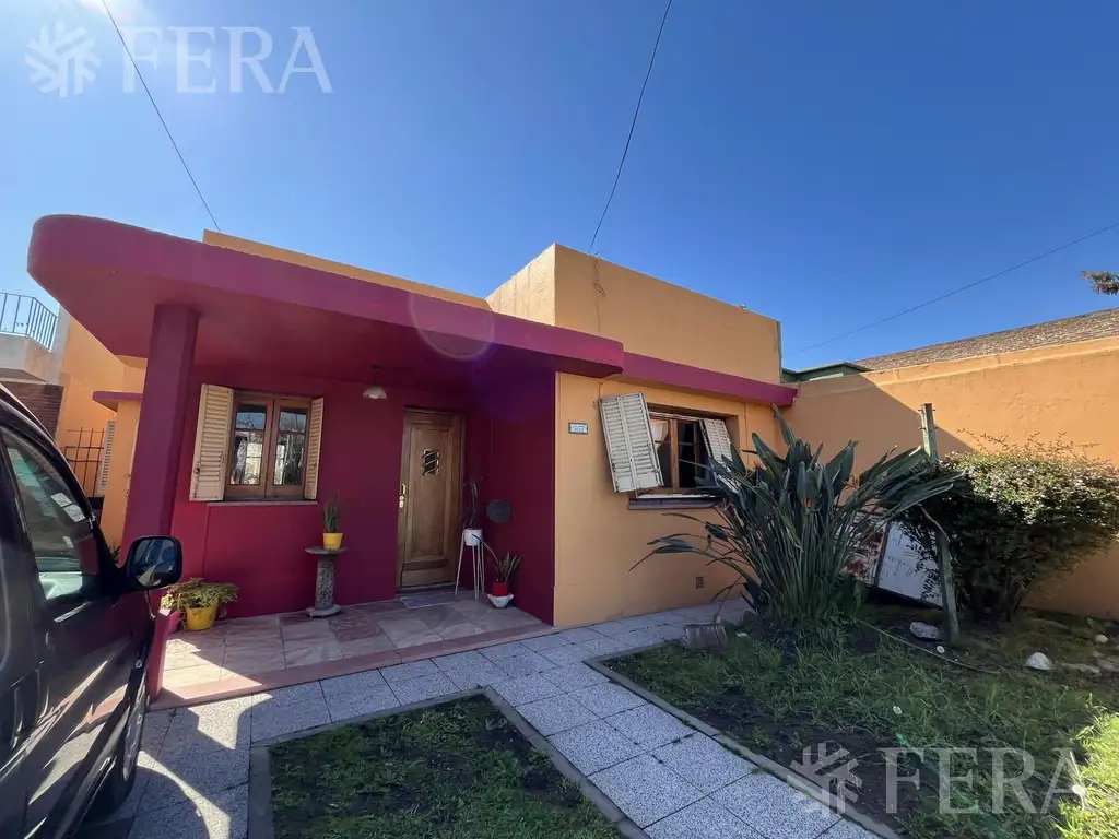 Venta de casa de 4 ambientes con cochera y quincho en Sarandi