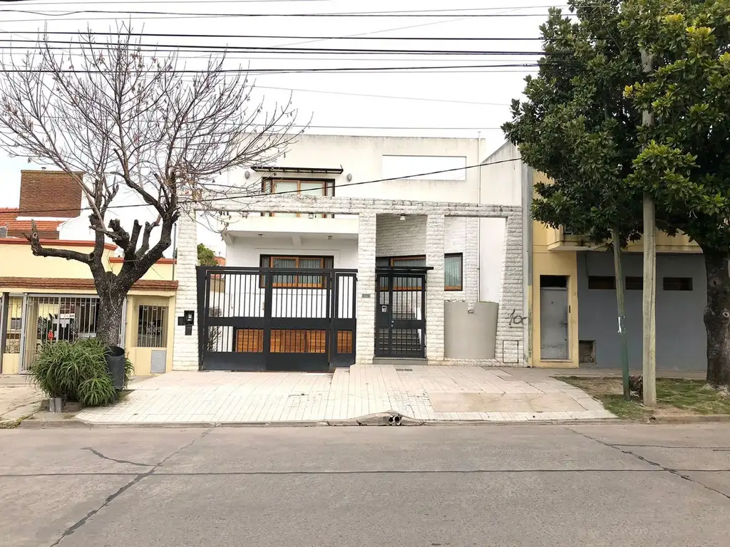 Casa en Venta en La Plata [Cod: -2400]