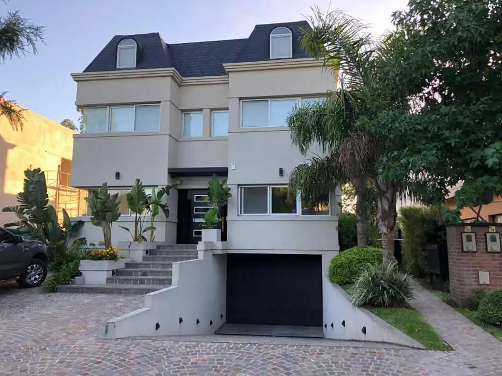 Moderna casa en 4 plantas, estilo francés, en pleno pulmón del centro de Quilmes