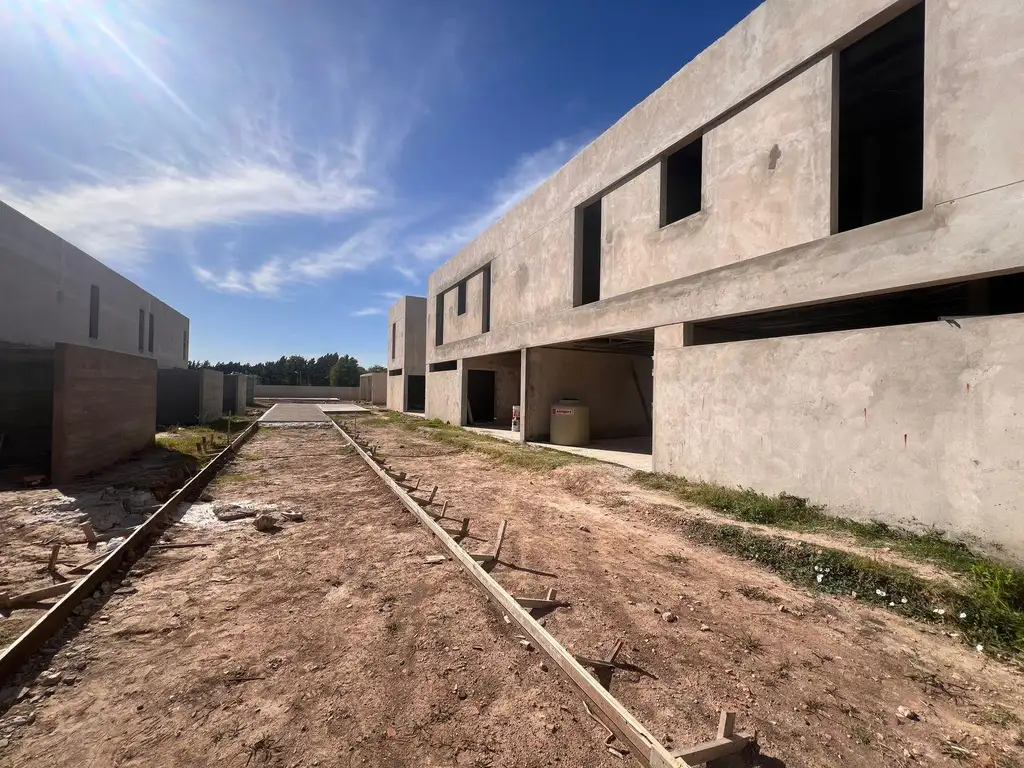 CASAS CON JARDÍN -  505 139 y 140 - Complejo Cerrado Las Calas en Don Carlos, La Plata