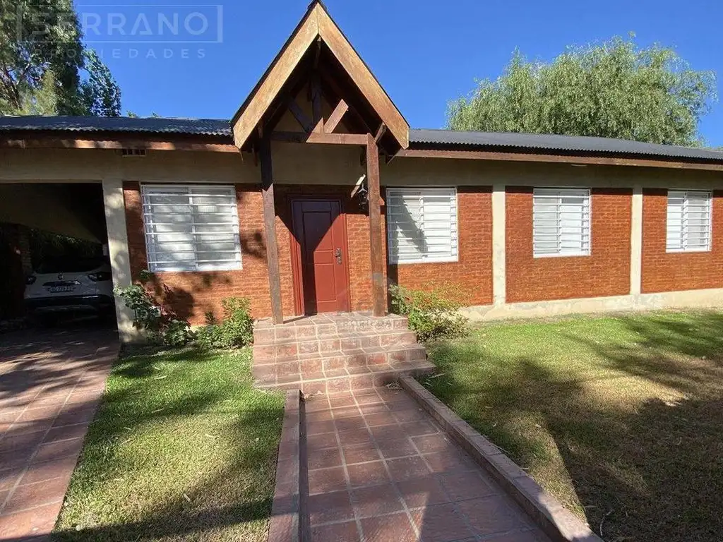 Venta Casa Barrio Parque Sakura 4 ambientes con pileta, galería y vista al Golf