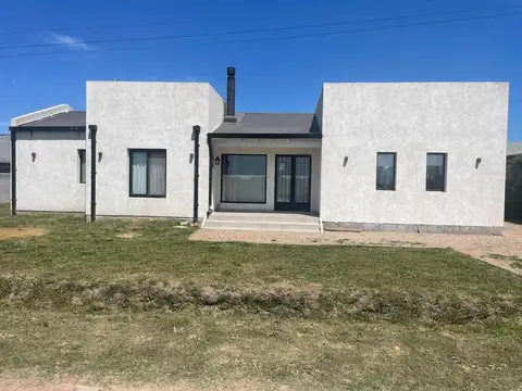 Casa en venta - 3 Dormitorios 2 Baños - Cochera - 180Mts2 - Monte