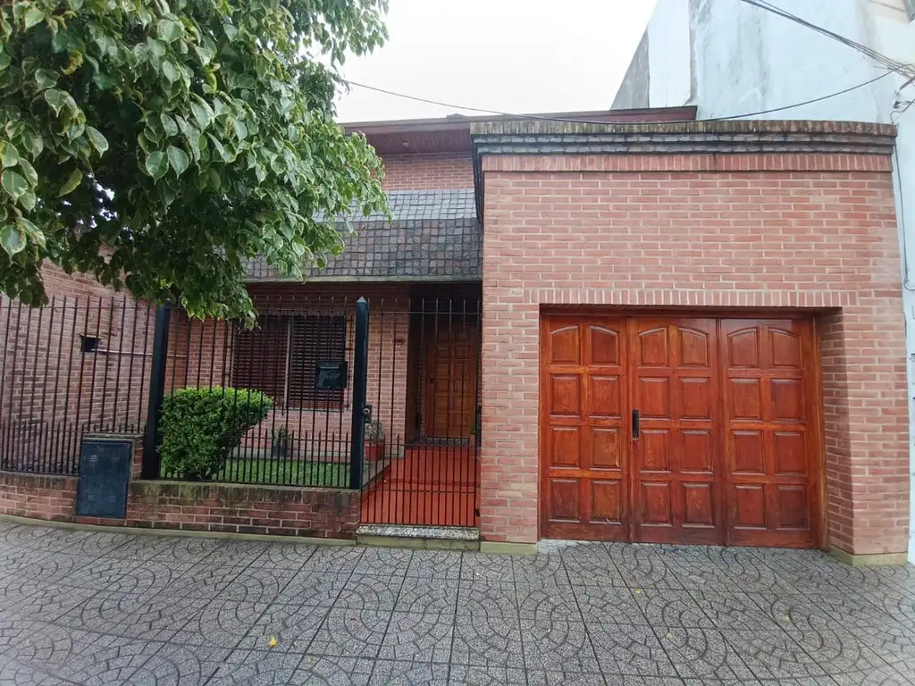 Casa de 2 pisos en Avellaneda