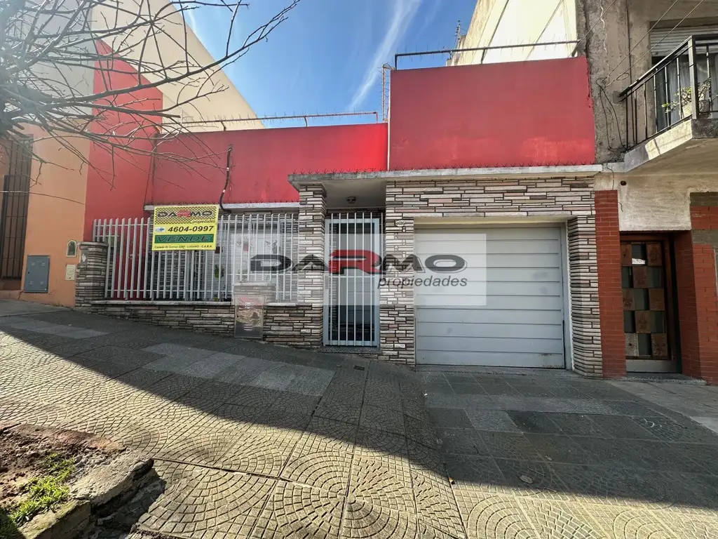 EXCELENTE CASA 3AMB A MTS CENTRO COMERCIAL CHILAVERT VILLA LUGANO - GARAJE - PATIO ANDALUZ Y TERRAZA