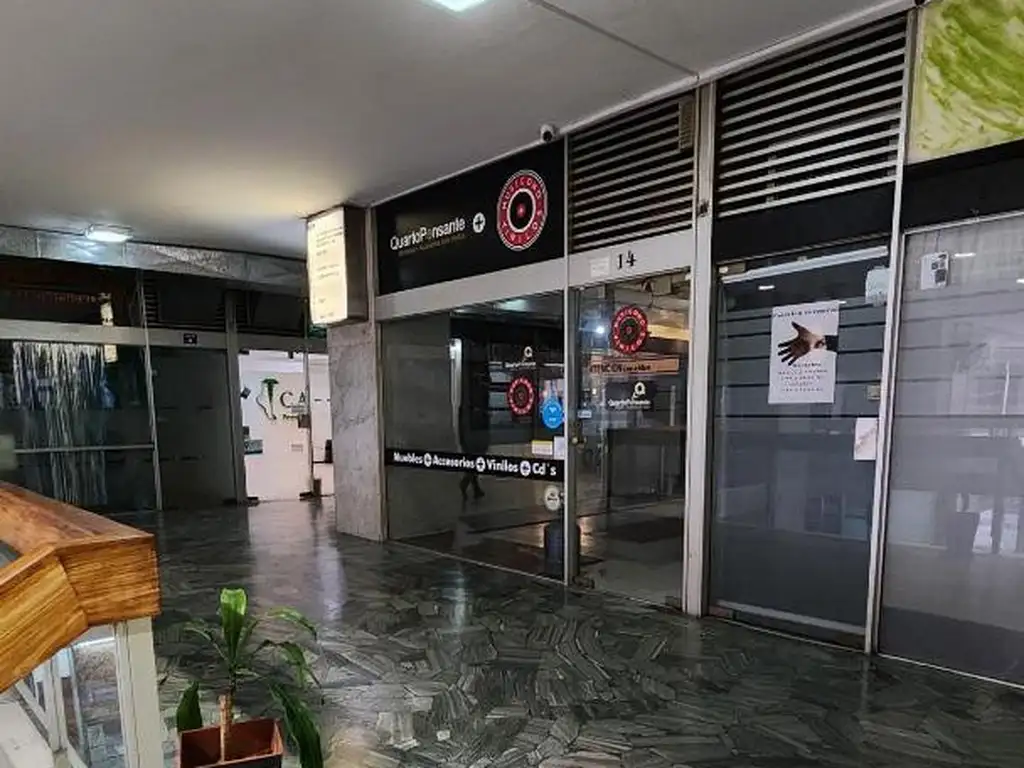 Local de 32 m2 en galería, con vigilancia