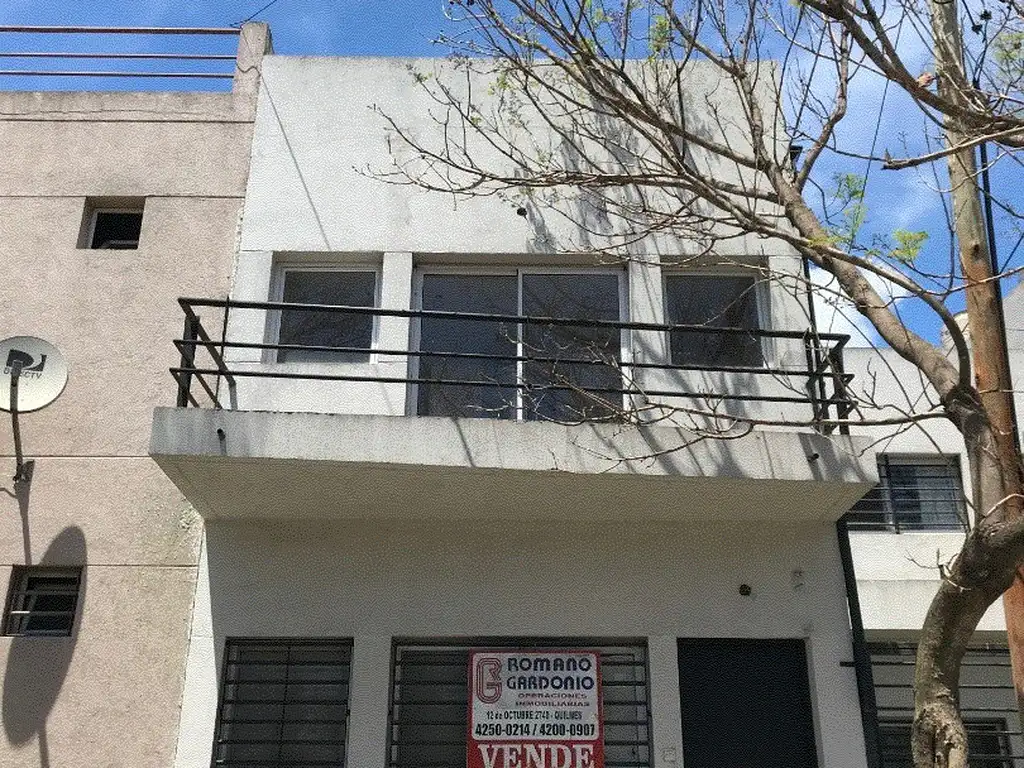 Departamento dos ambientes con balcón al frente