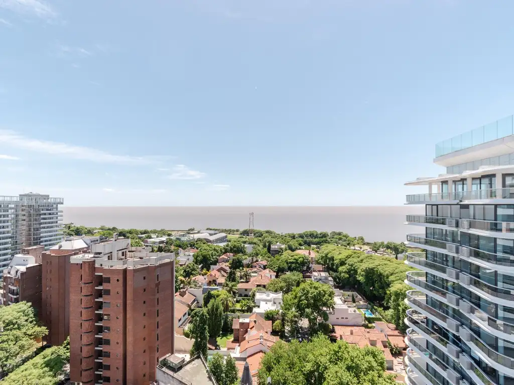 ESPECTACULAR TRIPLEX CON VISTA EN RIO, DESARROLLADO EN TRES PLANTAS CON COCHERA.