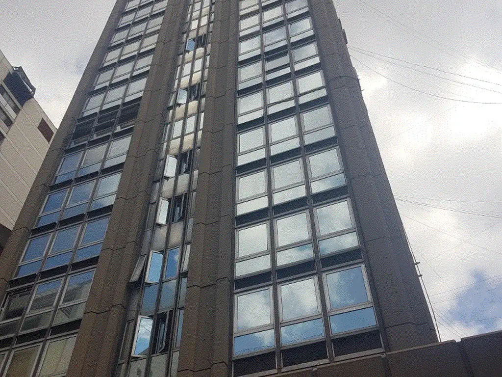 2 ambientes apto profesional en edificio torre, todo luz y sol cochera fija