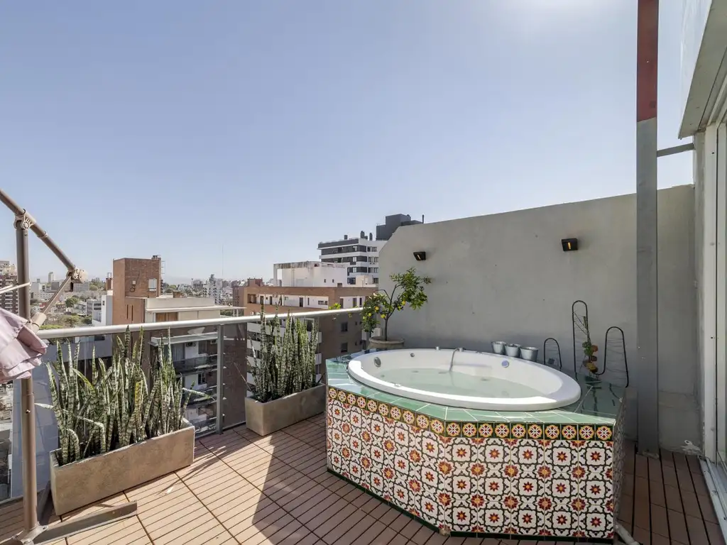 Departamento tipo triplex de 2 dormitorios con balcón y terraza propia en Nueva Córdoba.