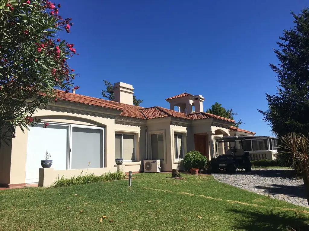 Casa Venta 8 ambientes 15 años, 1 cochera, 254m2, Abril Club Campo