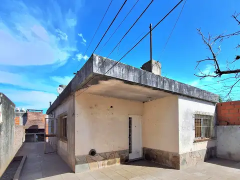 Casa con 2 dormitorios. Muy buena zona, cercana a colegios/comercios/transporte. Posible 2da planta.