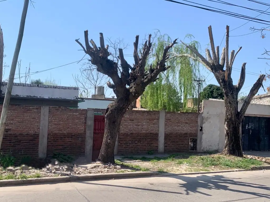 VENTA Casa  3 ambientes con parque, Berazategui.