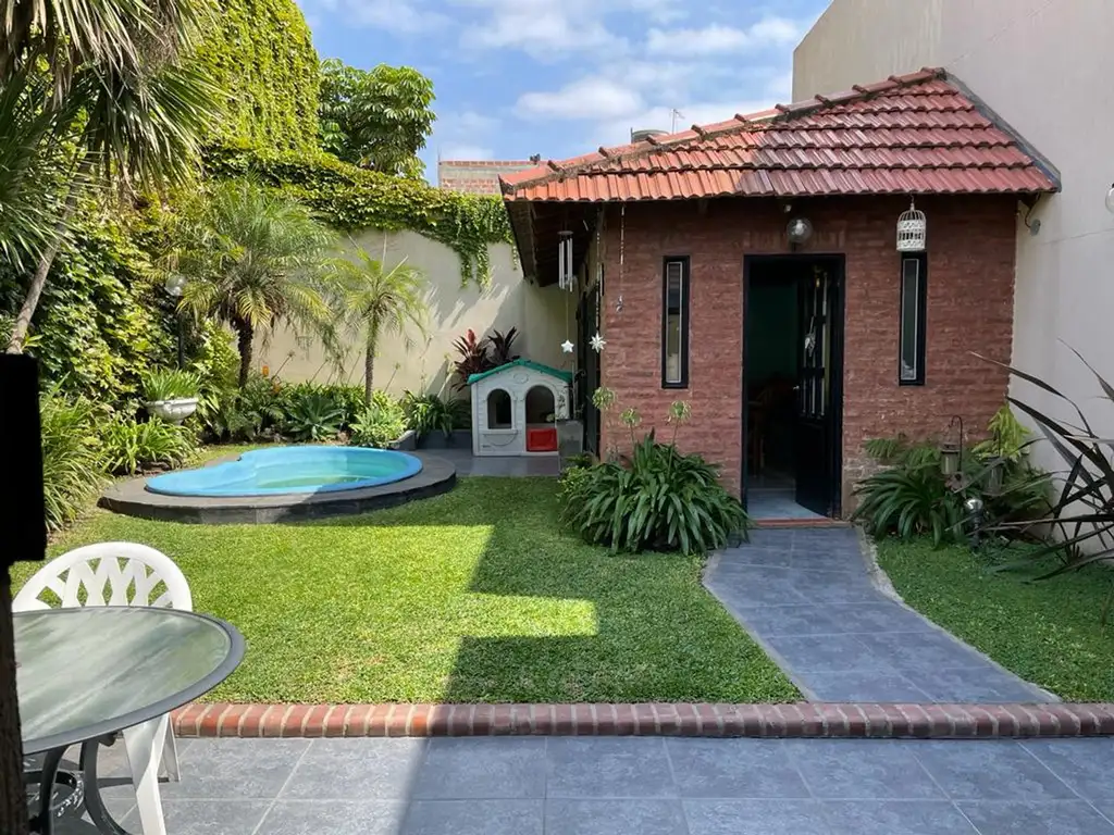 VENTA HERMOSA CASA CON PARQUE, PILETA Y QUINCHO