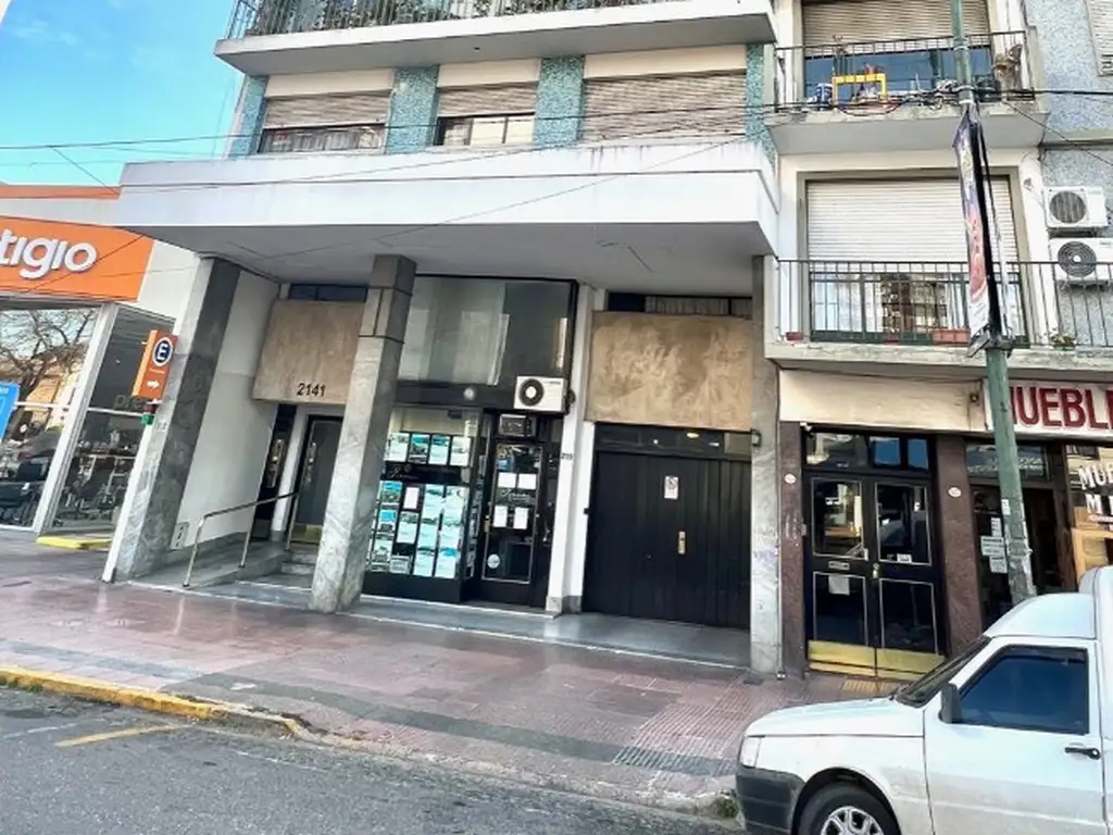 Centro de Martínez: Gran Depto de 4 Amb Reciclado. con Cocina Comedor y 2 Baños.