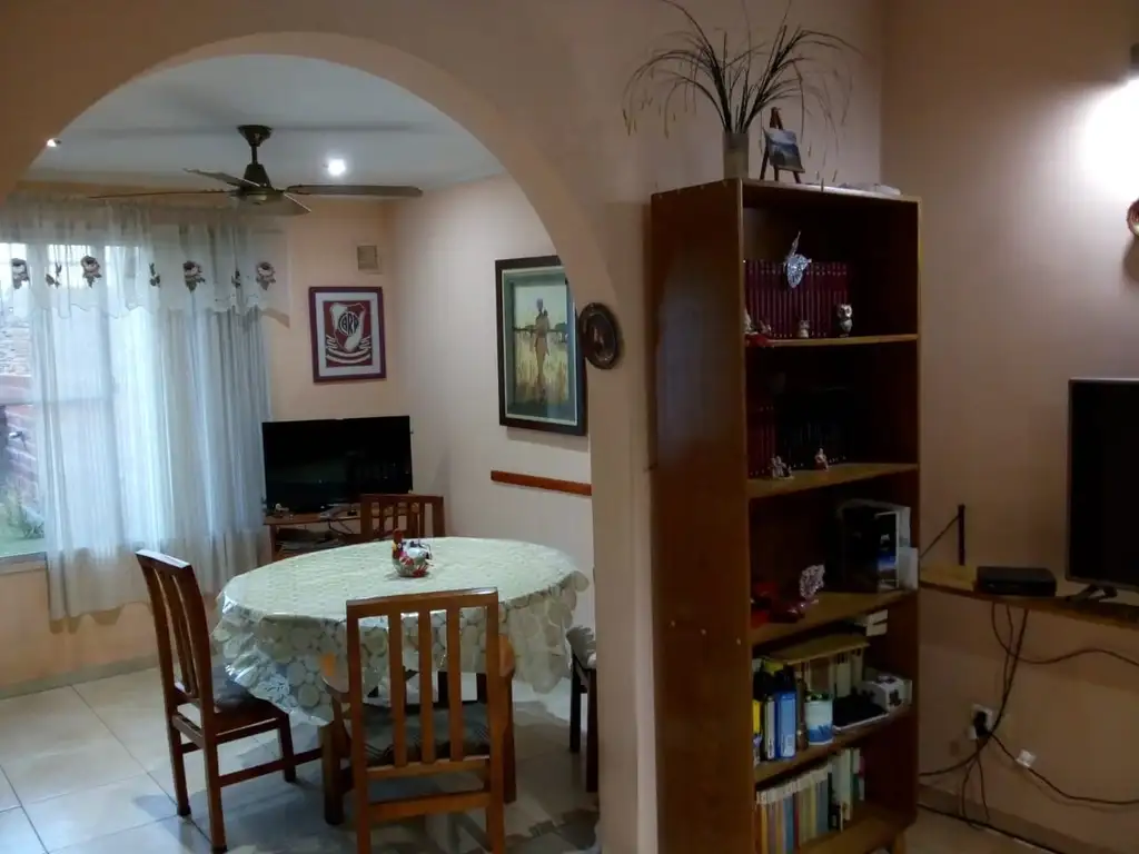 Casa en venta con 2 locales sobre Av. Crovara