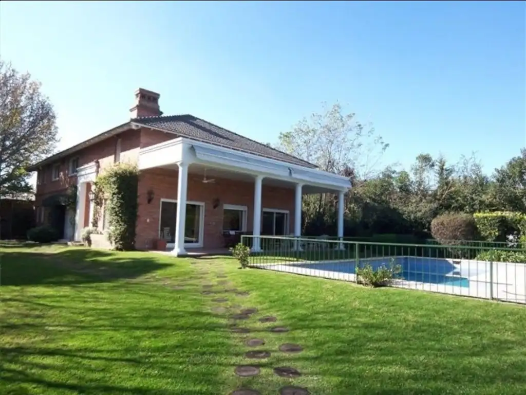 Excelente casa con muy lindas vistas a jardín