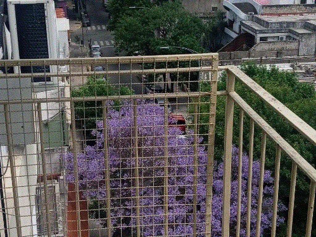 Muy Buen departamento al frente con balcon .Aire acondicionado en cada ambie Pisos Plastificados ver