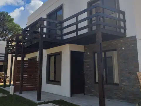 Venta Casa Duplex 2 Dormitorios 2 Baños cochera y pisicina en Piriápolis