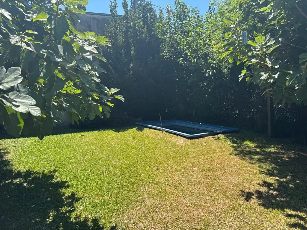 Casa de 2 AMB. con jardín y pileta - Cruce Castelar Centro