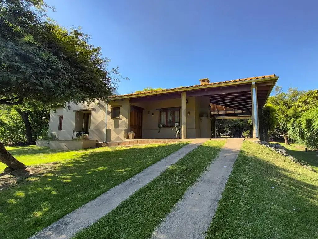 VENTA CASA EN COUNTRY CUATRO HOJAS - TODA EN PLANTA BAJA.