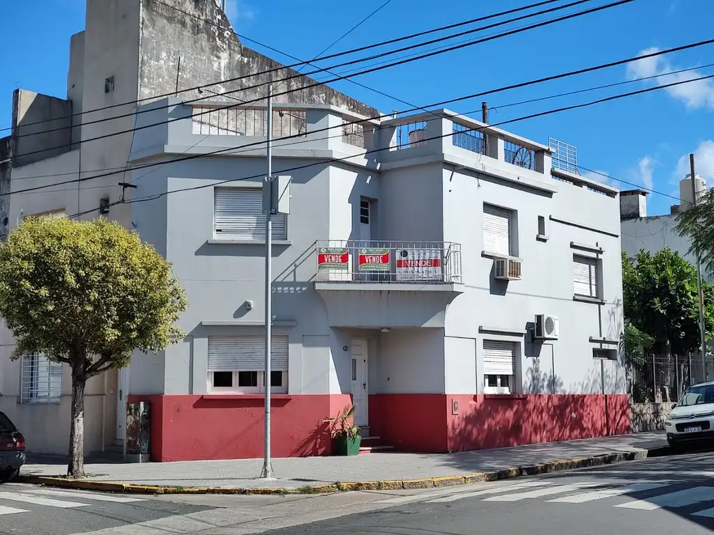 Casa en venta esquina Libertad y Bavio con 3 dormitorios y 2 baños