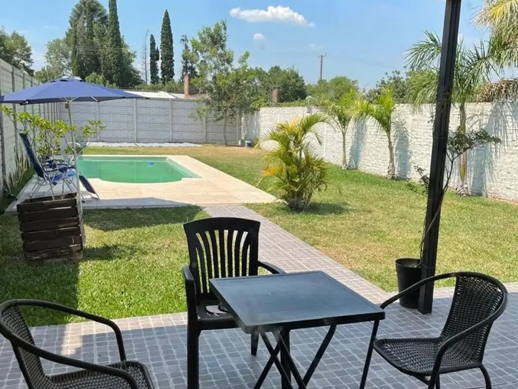 Casa de dos dormitorios con piscina en venta