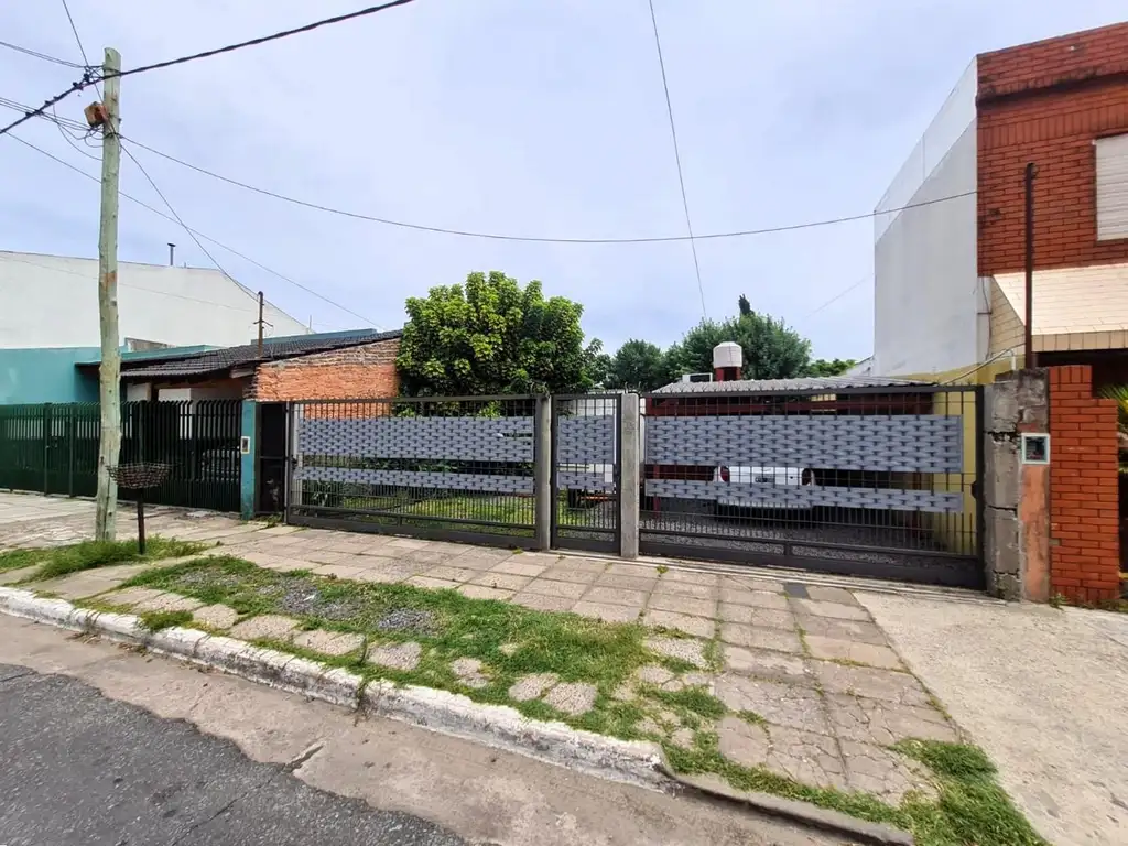 LOTE 10 x 43, VIVIENDA 3 AMB. + MONOAMB., PARQUE Y COCHERA