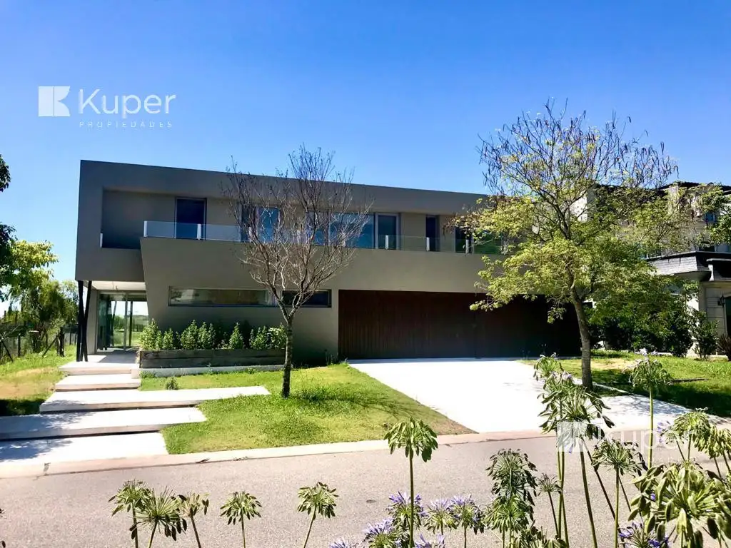 Casa Moderna en venta, 4 dormitorios, vista abierta a la cancha de Golf - El Golf Nordelta