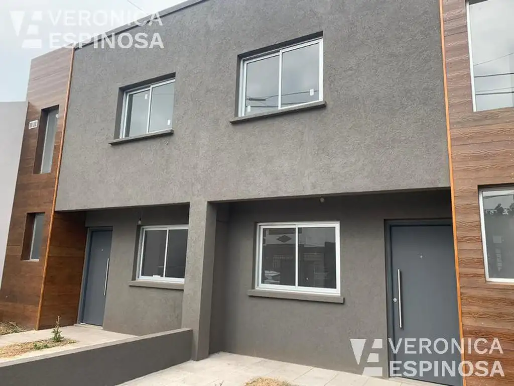 Duplex de tres ambientes en venta,  Castelar Sur, Con cochera.