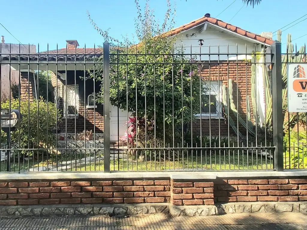 Casa con pileta en hermoso Barrio