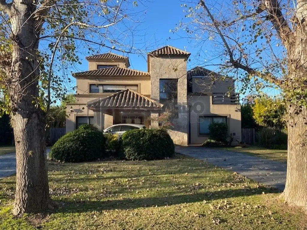 Hermosa casa de estilo Toscana con 5 ambientes, piscina en Barrio El Lauquen Club de Campo