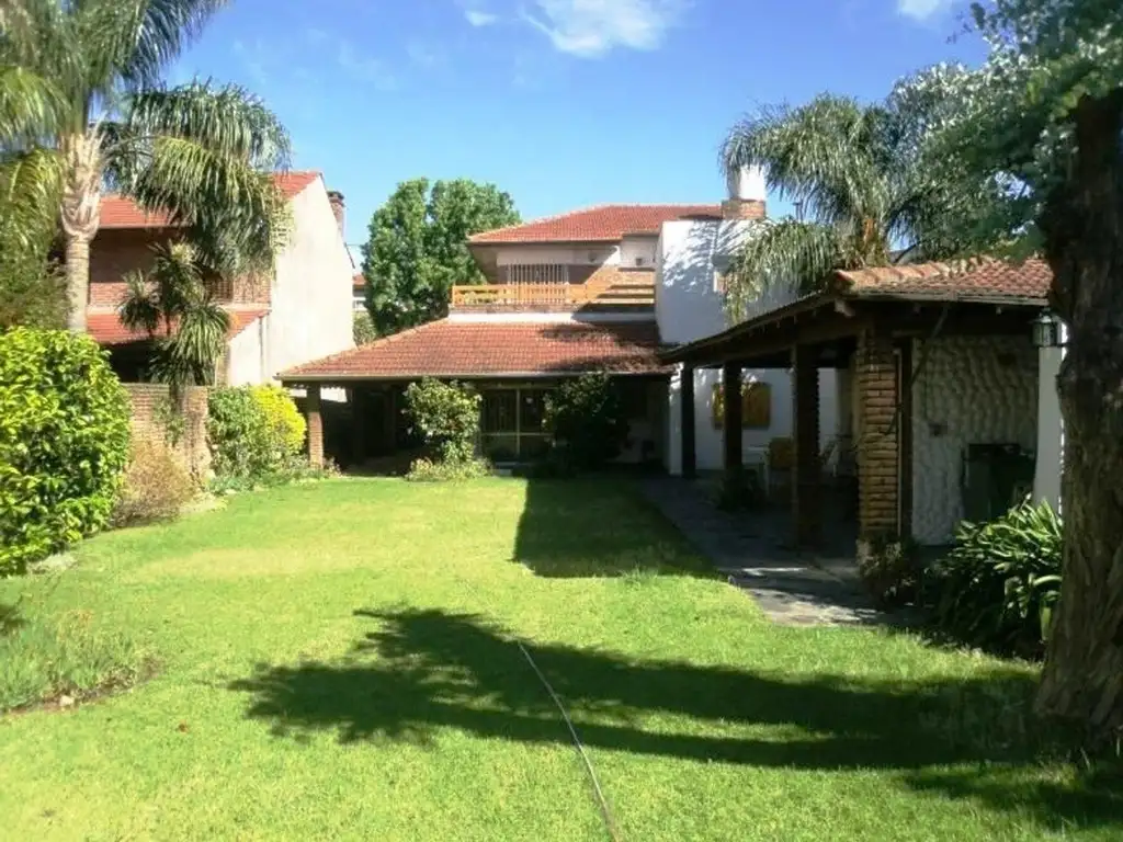 CASA EN LA CALABRIA  SOBRE LOTE DE 665 M2