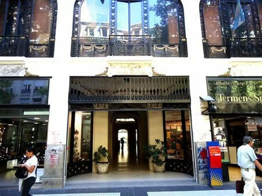 Regias oficinas ubicadas en el histórico edificio -Pasaje Urquiza- con salida a 2 calles.  Esta dividida en: Receión, Area de trabajo de 4x4 y 2 desp