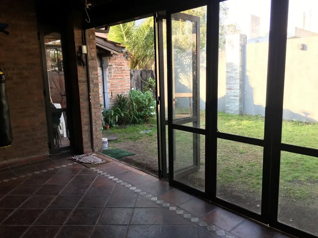 VENTA DUPLEX 3 AMBIENTES CASTELAR PATIO Y COCHERA