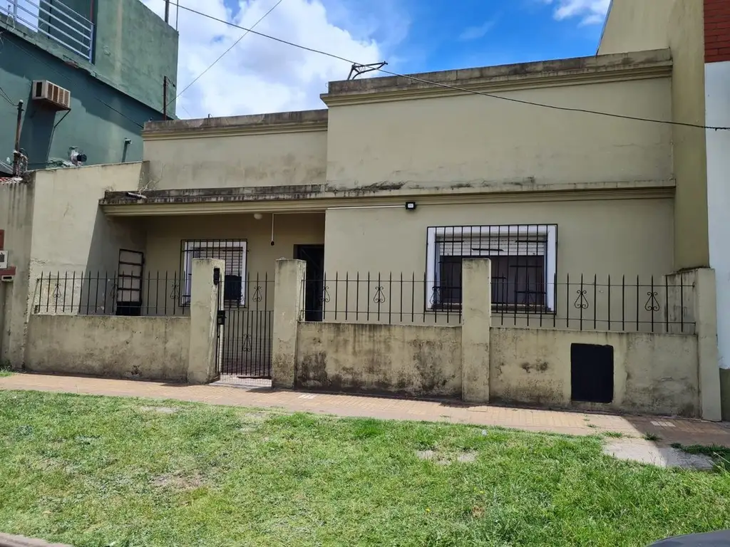 VENTA CASA 3 AMB. FONDO LIBRE SOLANO