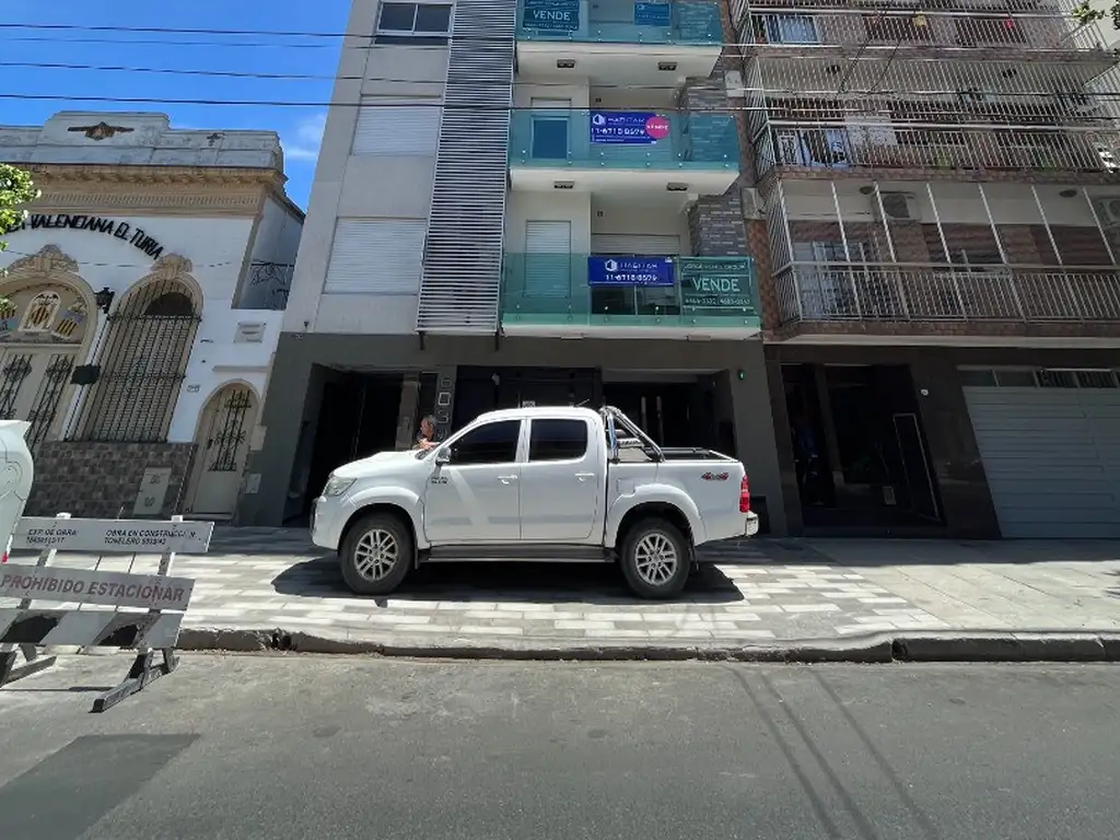 Exclusivo semipiso de categoría de 3 ambientes contrafrente con balcón terraza