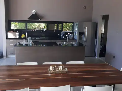Casa en Venta - 3 dormitorios - USD 460.000